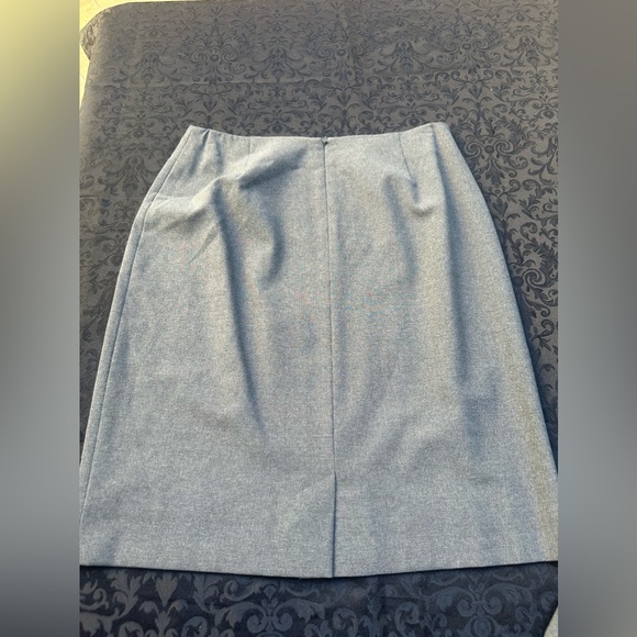 Brooks Brothers 346 Stretch 2-piece skirt suit
Top size 6
Skirt size 4 - Picture 6 of 8